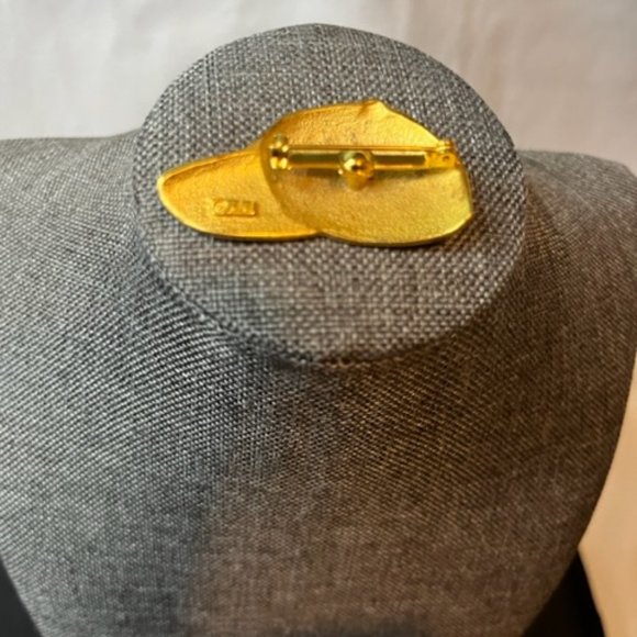 Vintage JJ Brushed Matte Gold Tone Baseball Hat Clear Rhinestones Brooch Pin - Picture 3 of 3